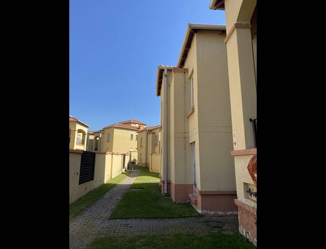 3 BEDROOM TOWNHOUSE FOR SALE IN ORMONDE